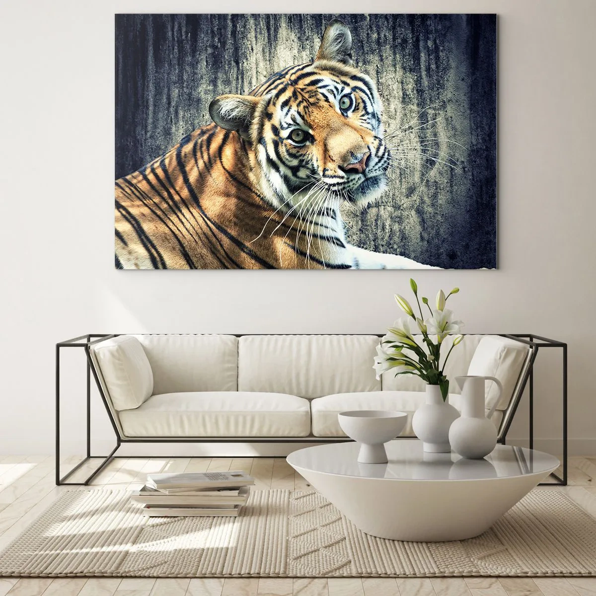 Obraz na skle - Tiger v prirodzenej póze oproti surovej stene - 70x50cm - Portrét v prameňoch svetla - Moderná nástenná dekorácia do obývacej izby a spálne ARTTOR