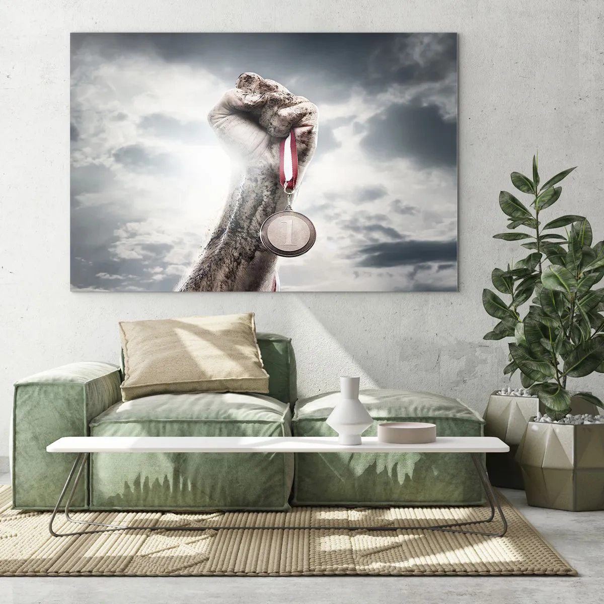 Obraz na skle - Ruka držiaca medailu na pozadí oblakov - 70x50cm - Per aspera ad astra - Moderná nástenná dekorácia do obývacej izby a spálne ARTTOR