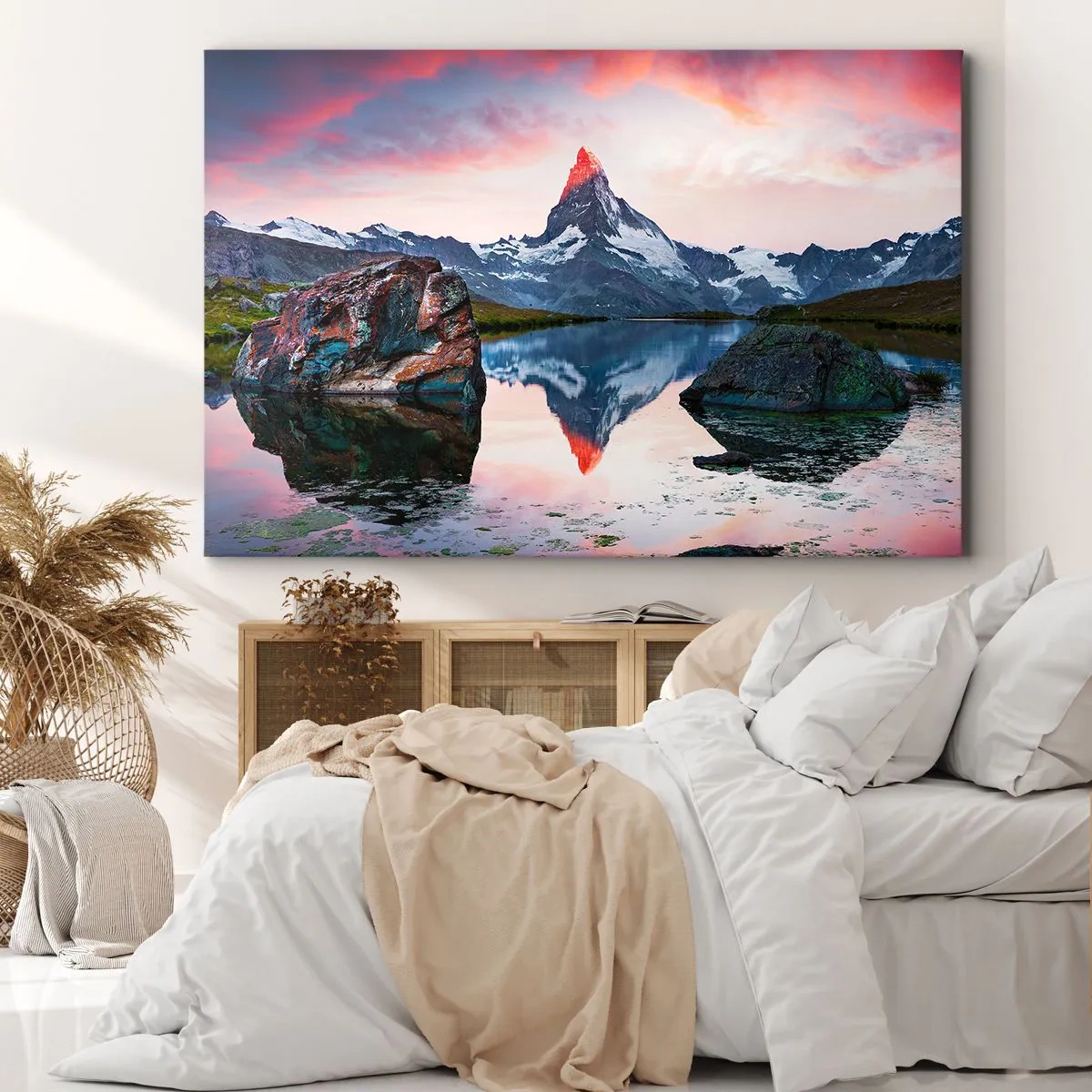 Obraz na plátne - Vrchol hory odrážajúci sa v jazere pri západe slnka - 70x50cm - Srdce hôr je vrelé - Moderná nástenná dekorácia do obývacej izby a spálne ARTTOR