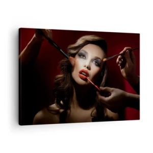 Obraz na plátne - Štýlový portrét ženy, ktorá si nanáša make-up na tmavom pozadí - 70x50cm - Krásna zasnená - Moderná nástenná dekorácia do obývacej izby a spálne ARTTOR