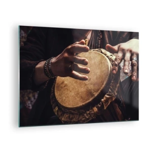 Obraz na skle - Detailný záber rúk hrajúcich na bubon djembe v teplom svetle. - 70x50cm - V rytme srdca - Moderná nástenná dekorácia do obývacej izby a spálne ARTTOR