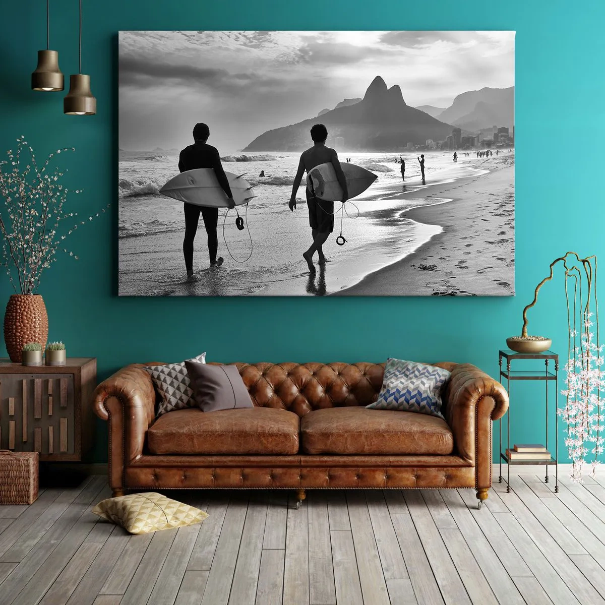 Obraz na plátne - Dvaja surferi kráčajú po pláži s čiernobielymi doskami. - 70x50cm - Samba na jednu vlnu - Moderná nástenná dekorácia do obývacej izby a spálne ARTTOR