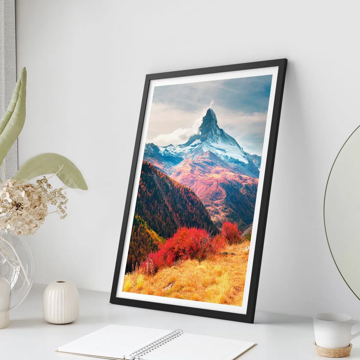Plagát v čiernom ráme - Jesenná horská krajina so zasneženým vrcholom - 50x70cm - Alpská jeseň - Moderná nástenná dekorácia do obývacej izby a spálne ARTTOR
