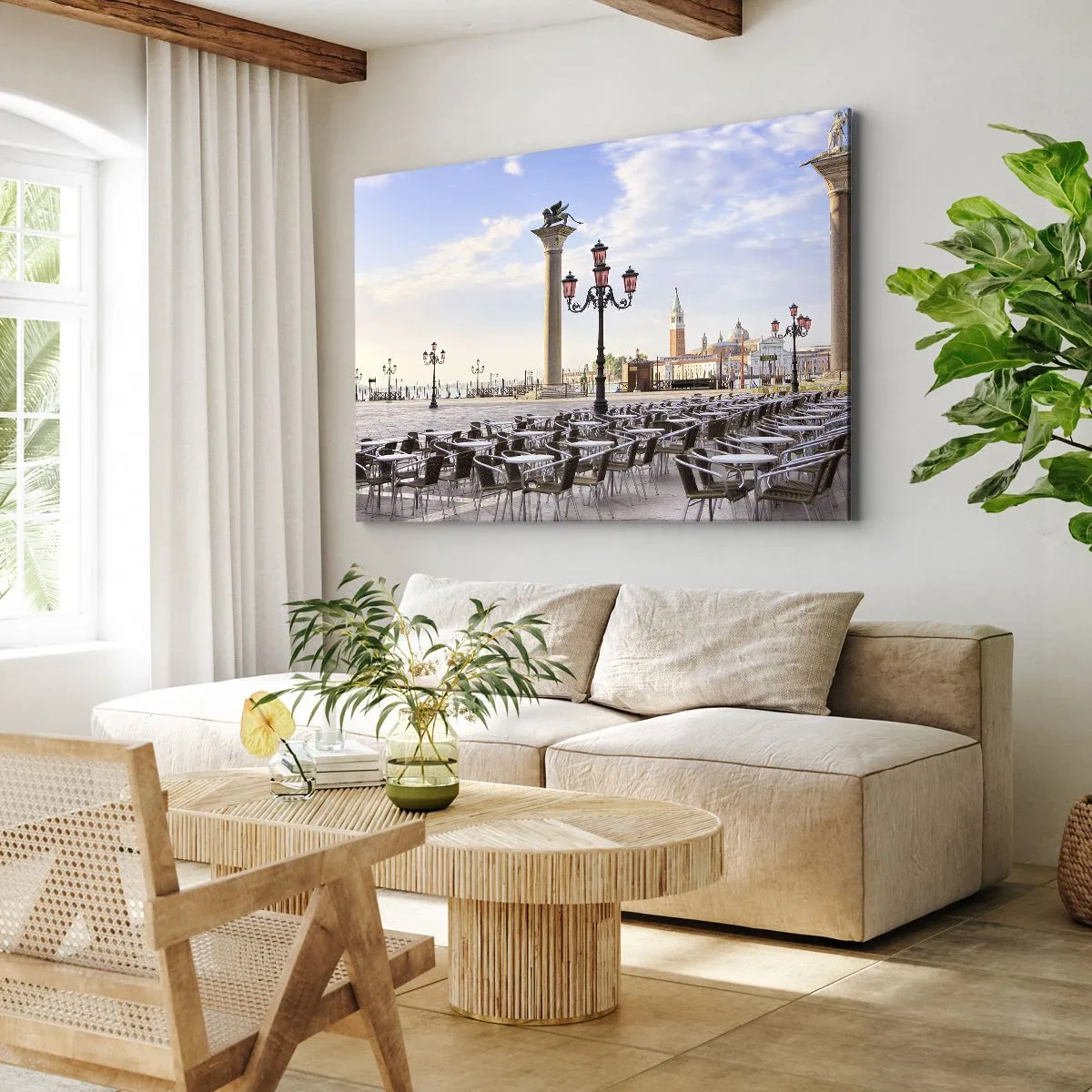Obraz na plátne - Benátky, pohľad na námestie so stĺpmi a kaviarňovými stolíkmi - 70x50cm - Pozývame, všetko pripravené - Moderná nástenná dekorácia do obývacej izby a spálne ARTTOR