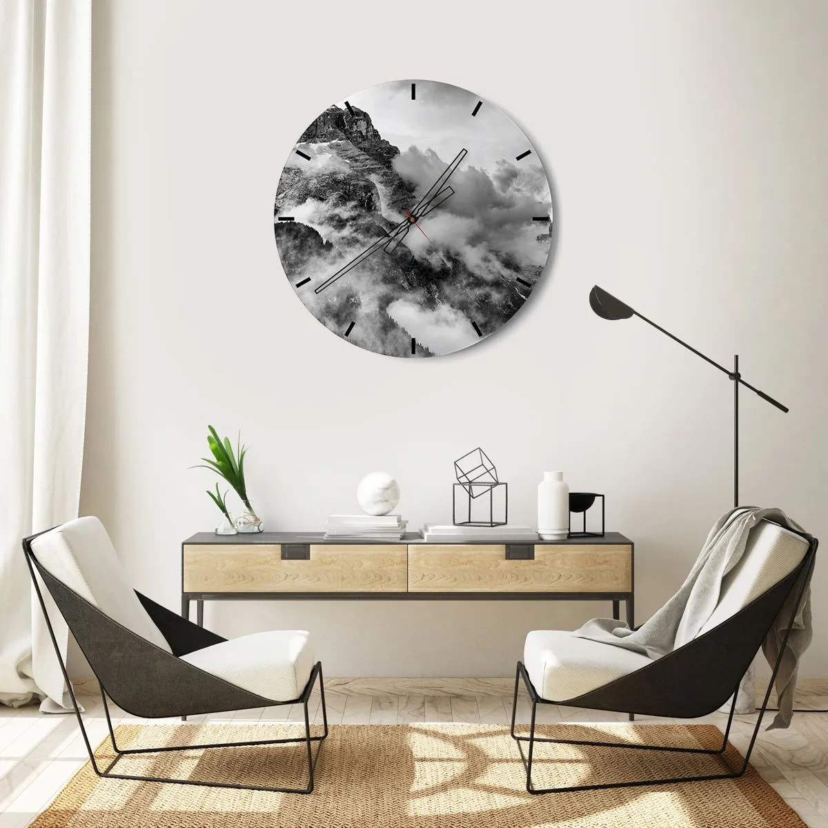 Nástenné hodiny - Čiernobiela fotografia hôr zahalených v hmle. - 30x30cm - Krásne a kruté - Moderná nástenná dekorácia do obývacej izby, kuchyne a spálne ARTTOR