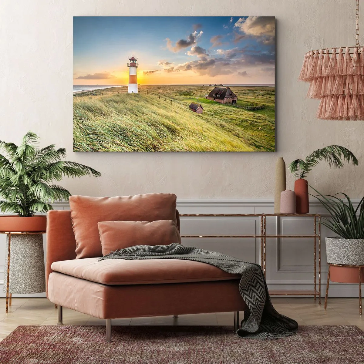 Obraz na plátne - Maják s lúkami a domami zaliatymi slnkom v pozadí - 70x50cm - Medzi vlnami - Moderná nástenná dekorácia do obývacej izby a spálne ARTTOR