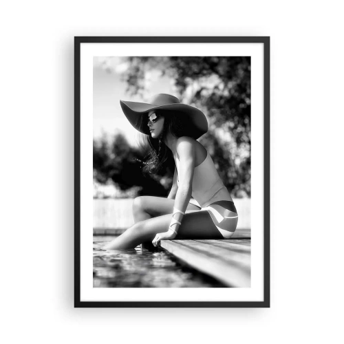 Plagát v čiernom ráme - Čiernobiela fotografia ženy v klobúku sediacej pri vode. - 50x70cm - Letný sen - Moderná nástenná dekorácia do obývacej izby a spálne ARTTOR