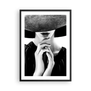 Plagát v čiernom ráme - Čiernobiely portrét ženy v klobúku so zakrytou tvárou - 50x70cm - Ukrytá krása - Moderná nástenná dekorácia do obývacej izby a spálne ARTTOR