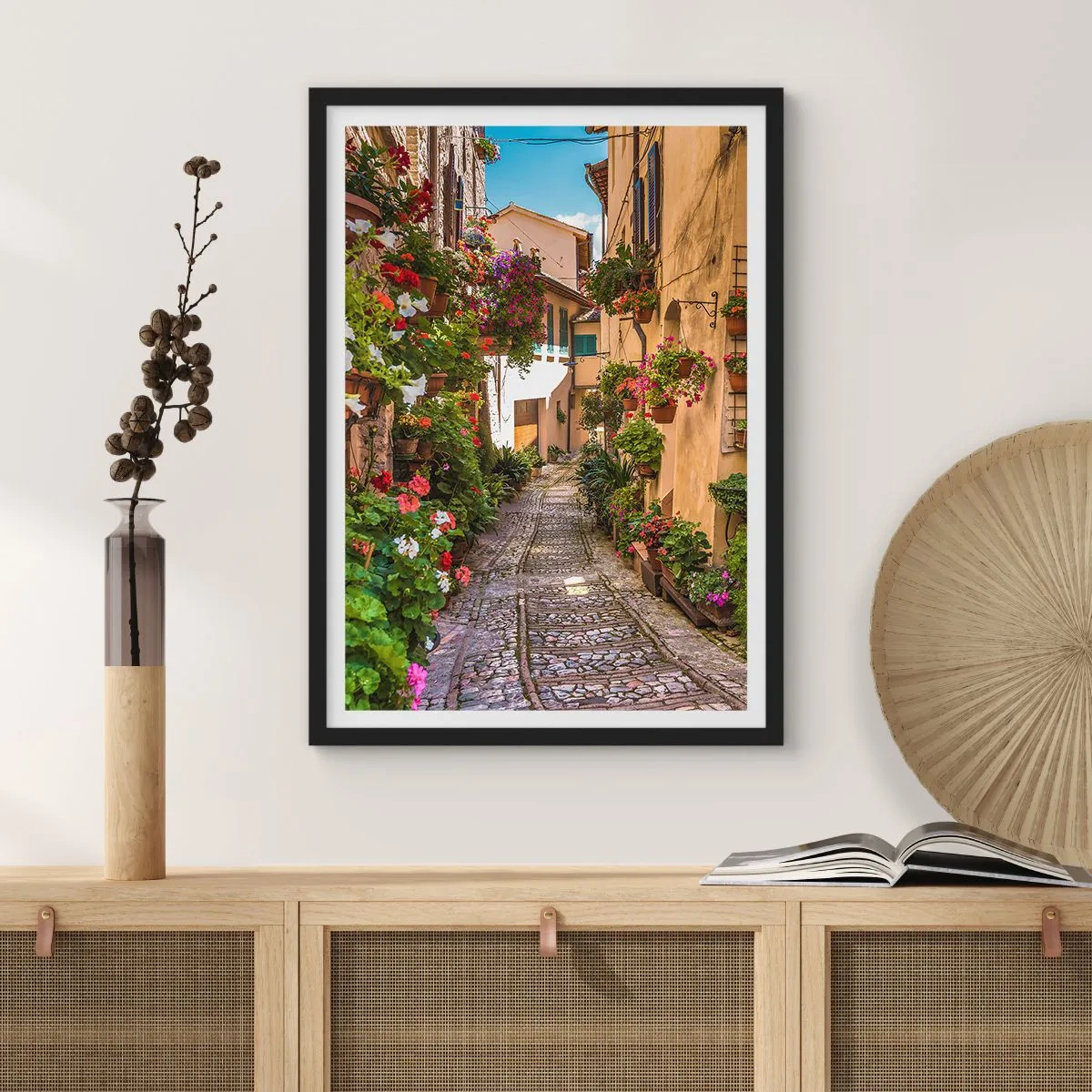 Plagát v čiernom ráme - Očarujúca ulica s kvetmi a dláždeným chodníkom za slnečného dňa - 50x70cm - Talianske zákutie - Moderná nástenná dekorácia do obývacej izby a spálne ARTTOR