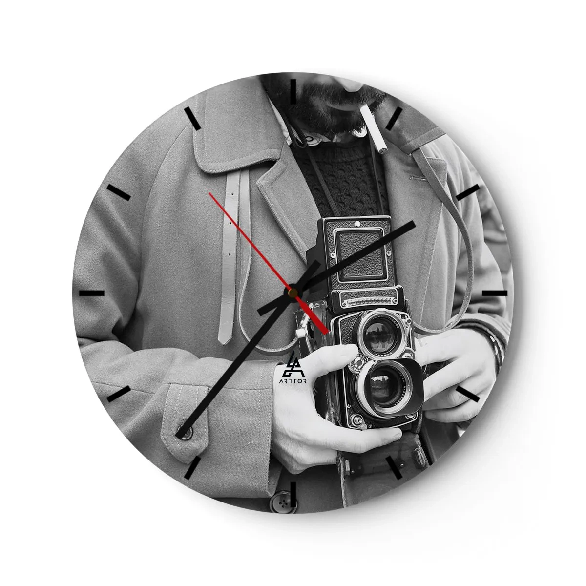 Nástenné hodiny - Muž s retro analógovým fotoaparátom - 30x30cm - V retro štýle - Moderná nástenná dekorácia do obývacej izby, kuchyne a spálne ARTTOR