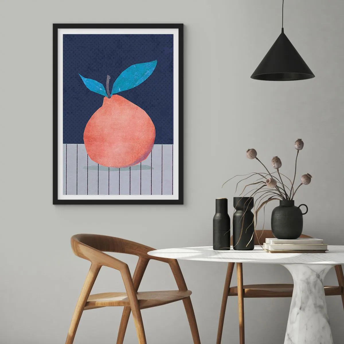 Plagát v čiernom ráme - Minimalistická ilustrácia pomaranča na tmavomodrom pozadí - 50x70cm - Konvexita a rovina - Moderná nástenná dekorácia do obývacej izby a spálne ARTTOR