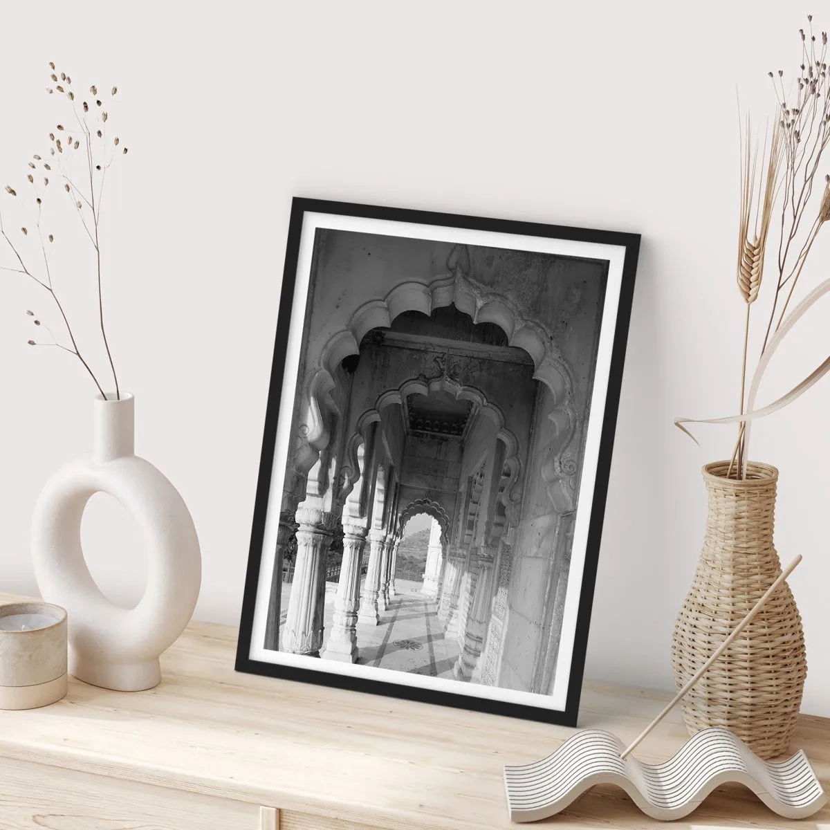 Plagát v čiernom ráme - Čiernobiela fotografia architektúry so stĺpmi - 50x70cm - Tu sa odohrávajú príbehy Východu - Moderná nástenná dekorácia do obývacej izby a spálne ARTTOR