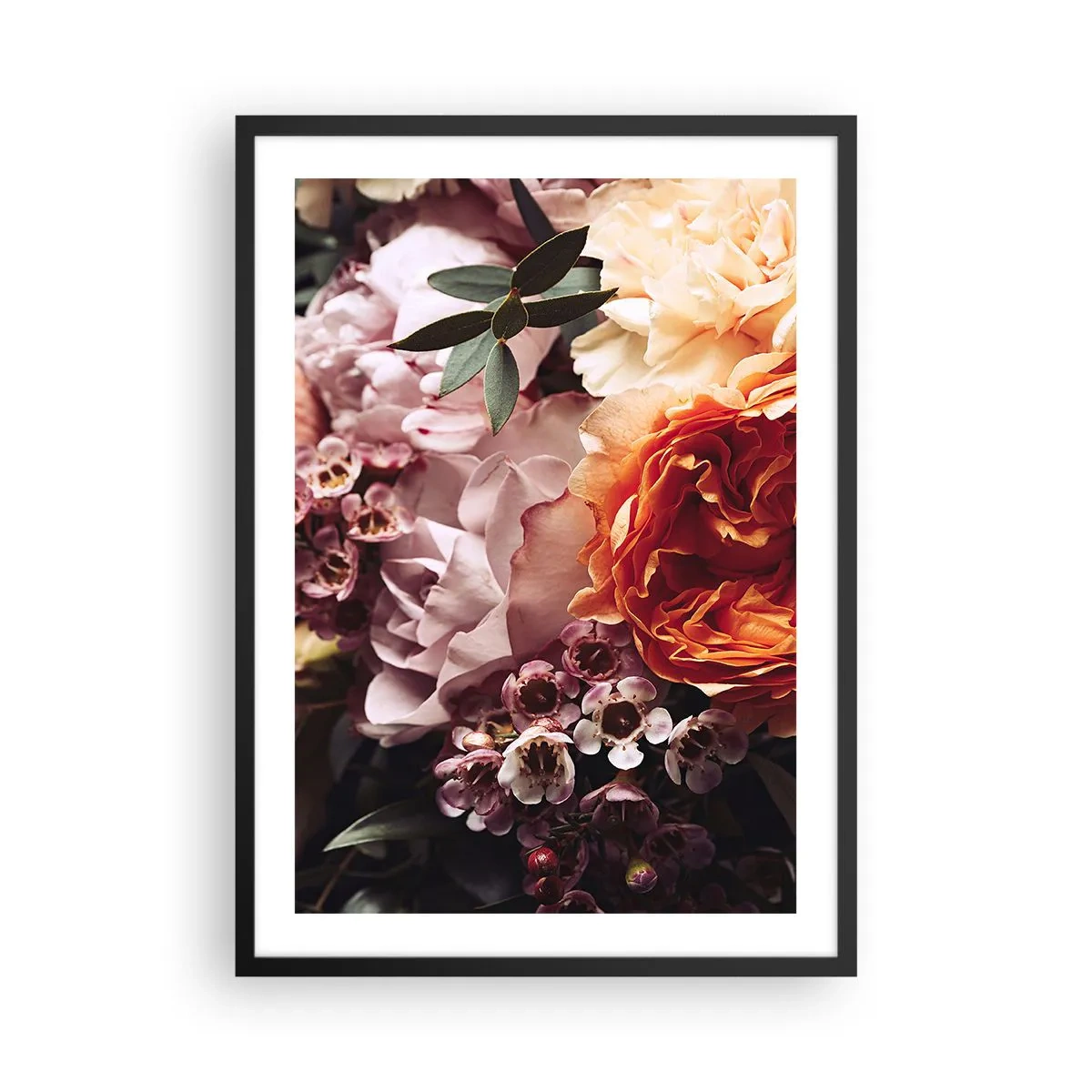 Plagát v čiernom ráme - Detailný záber na kyticu kvetov v odtieňoch ružovej, oranžovej a krémovej. - 50x70cm - Zabalené do krásy - Moderná nástenná dekorácia do obývacej izby a spálne ARTTOR