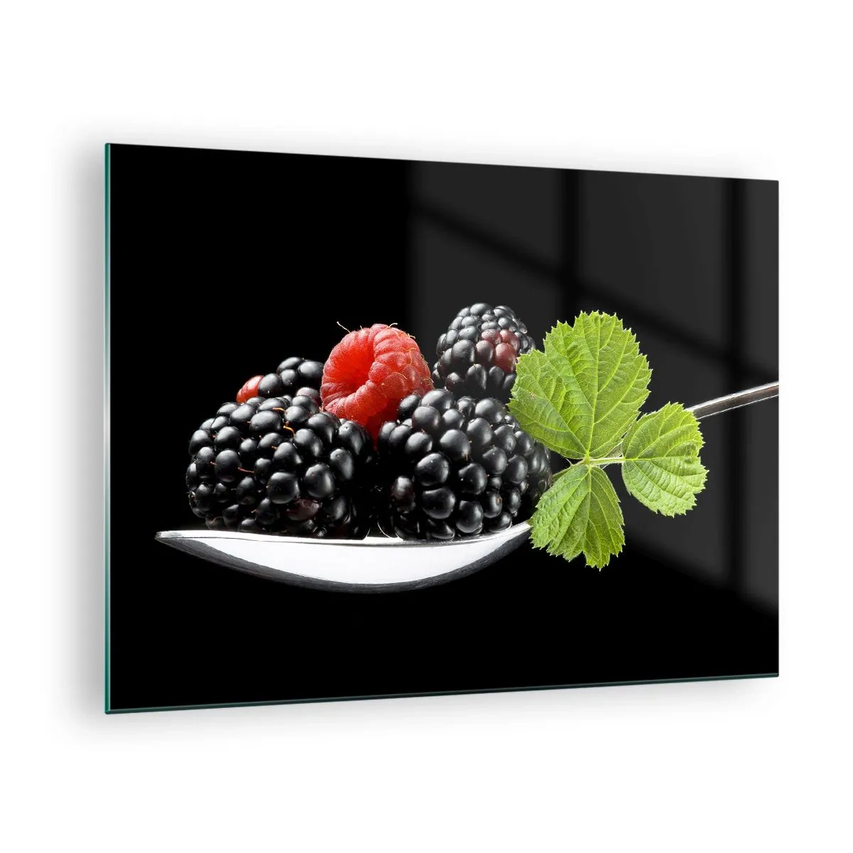 Obraz na skle - Maliny a černice na lyžičke so zeleným listom na čiernom pozadí - 70x50cm - Chuť sviežosti - Moderná nástenná dekorácia do obývacej izby a spálne ARTTOR
