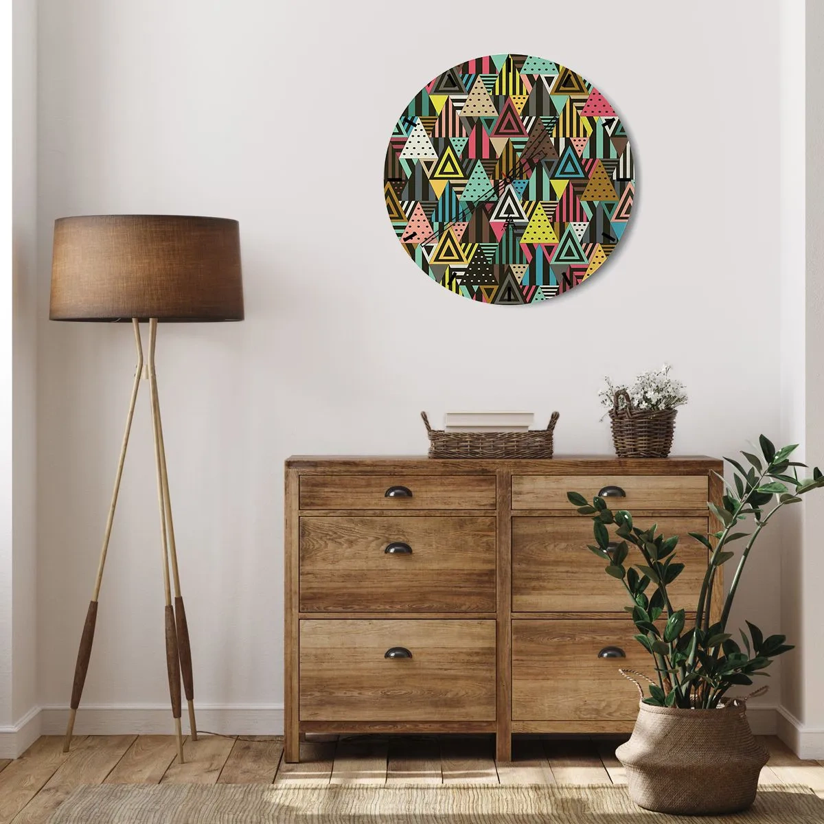 Nástenné hodiny - Farebné trojuholníky v geometrickom vzore na tmavom pozadí - 30x30cm - V rytme na tri - Moderná nástenná dekorácia do obývacej izby, kuchyne a spálne ARTTOR