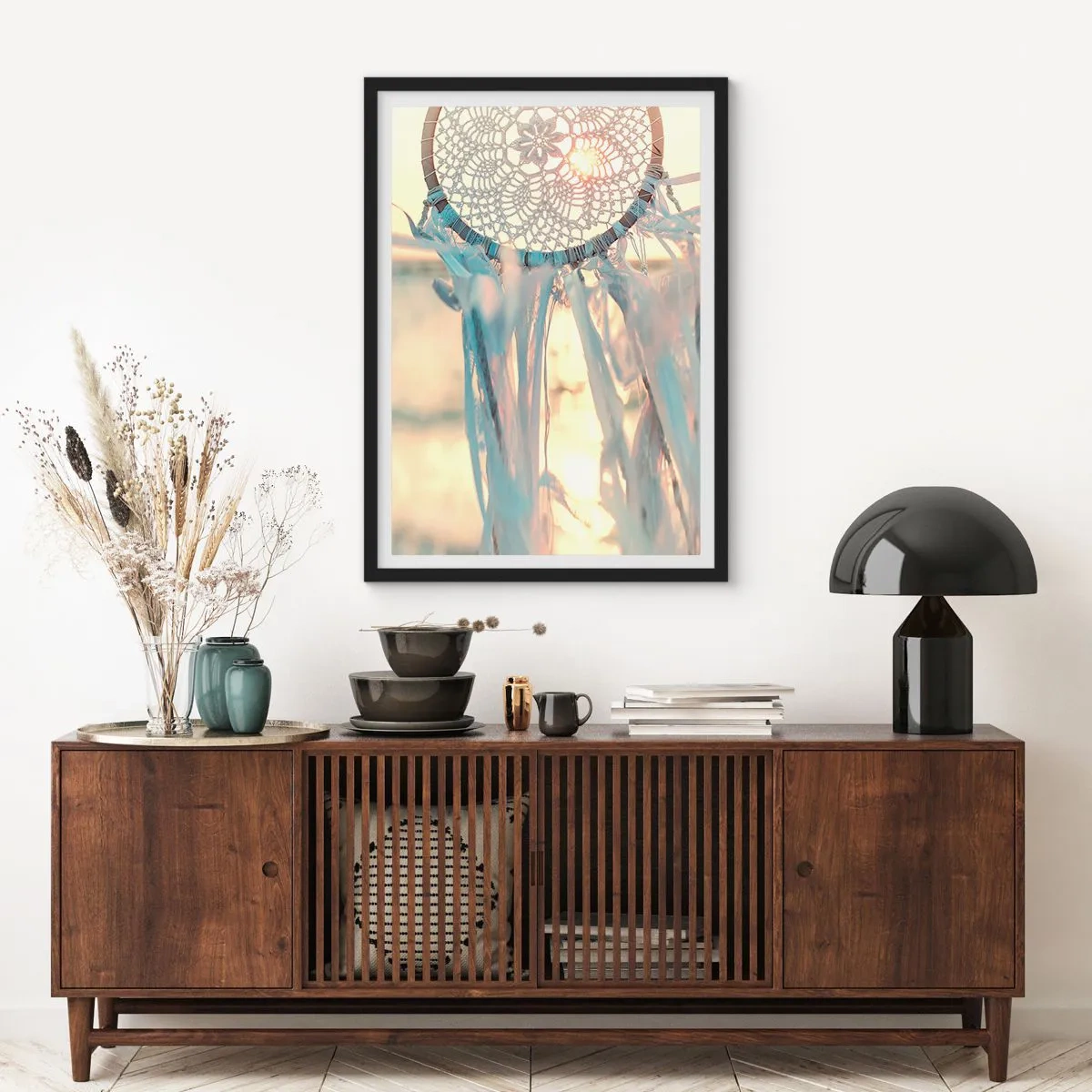 Plagát v čiernom ráme - Čipkovaný lapač snov v žiari zapadajúceho slnka so svetlým pozadím - 50x70cm - Čipkový totem - Moderná nástenná dekorácia do obývacej izby a spálne ARTTOR