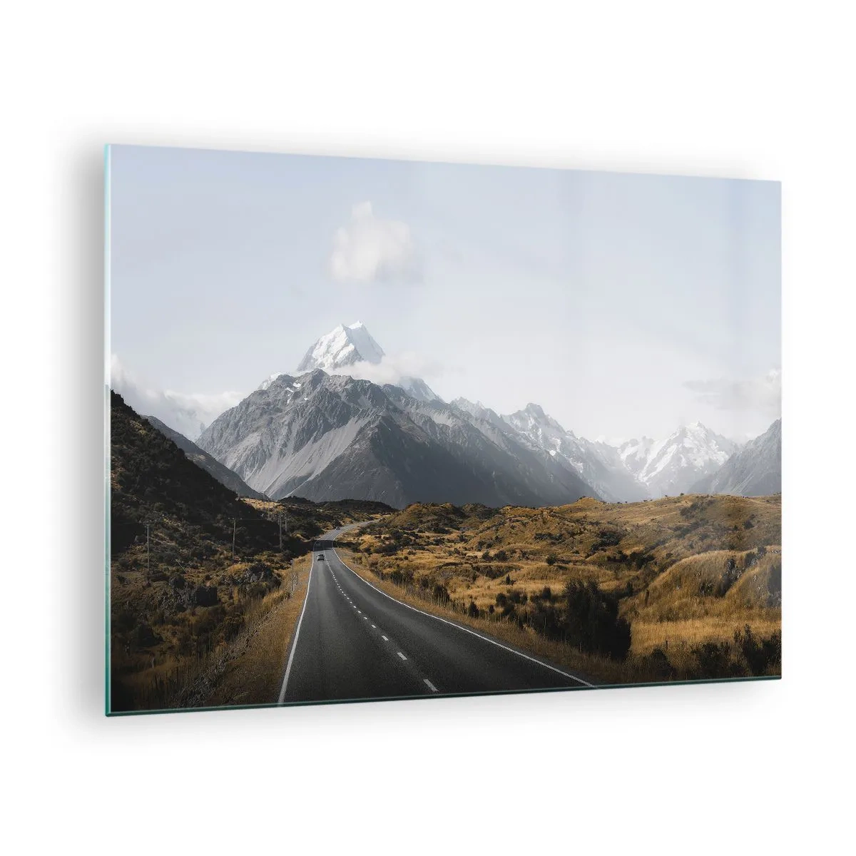 Obraz na skle - Asfaltová cesta vedúca k zasneženým horám - 70x50cm - Cesta do srdca hôr - Moderná nástenná dekorácia do obývacej izby a spálne ARTTOR