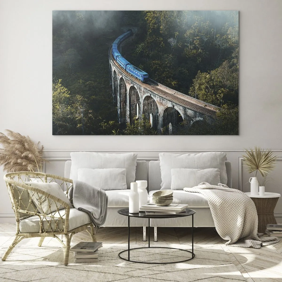 Obraz na skle - Modrý vlak cestujúci pozdĺž kamenného viaduktu v lese - 70x50cm - Príťažlivosť prírody - Moderná nástenná dekorácia do obývacej izby a spálne ARTTOR