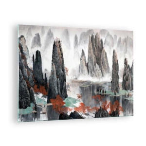 Obraz na skle - Malebná horská krajina s hmlistými vrcholmi a červenými stromami - 70x50cm - Mocní strážcovia - Moderná nástenná dekorácia do obývacej izby a spálne ARTTOR