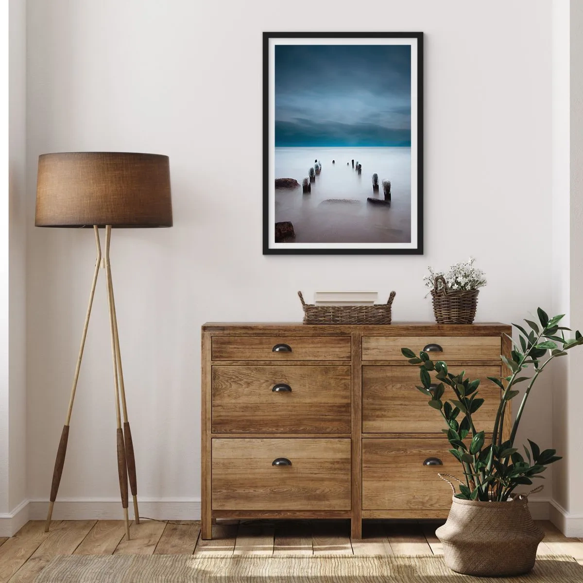 Plagát v čiernom ráme - Náladový pohľad na drevené piliere vo vode - 50x70cm - Zamyslené jazero - Moderná nástenná dekorácia do obývacej izby a spálne ARTTOR
