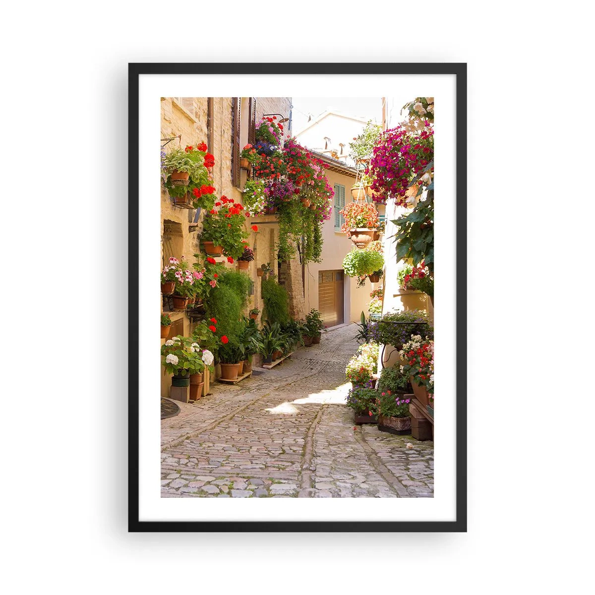 Plagát v čiernom ráme - Kvetinová ulica s kamennou dlažbou a kvetináčmi - 50x70cm - V záplave kvetov - Moderná nástenná dekorácia do obývacej izby a spálne ARTTOR