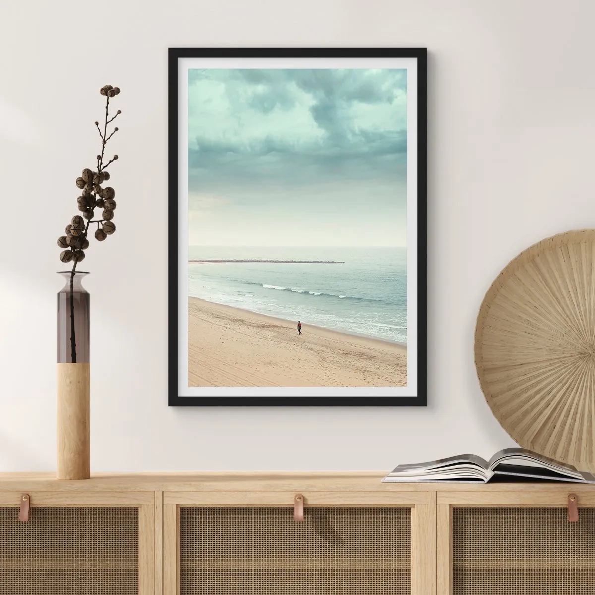 Plagát v čiernom ráme - Osamelá postava kráča po pobreží pod zamračenou oblohou. - 50x70cm - Hľadám pokoj - Moderná nástenná dekorácia do obývacej izby a spálne ARTTOR
