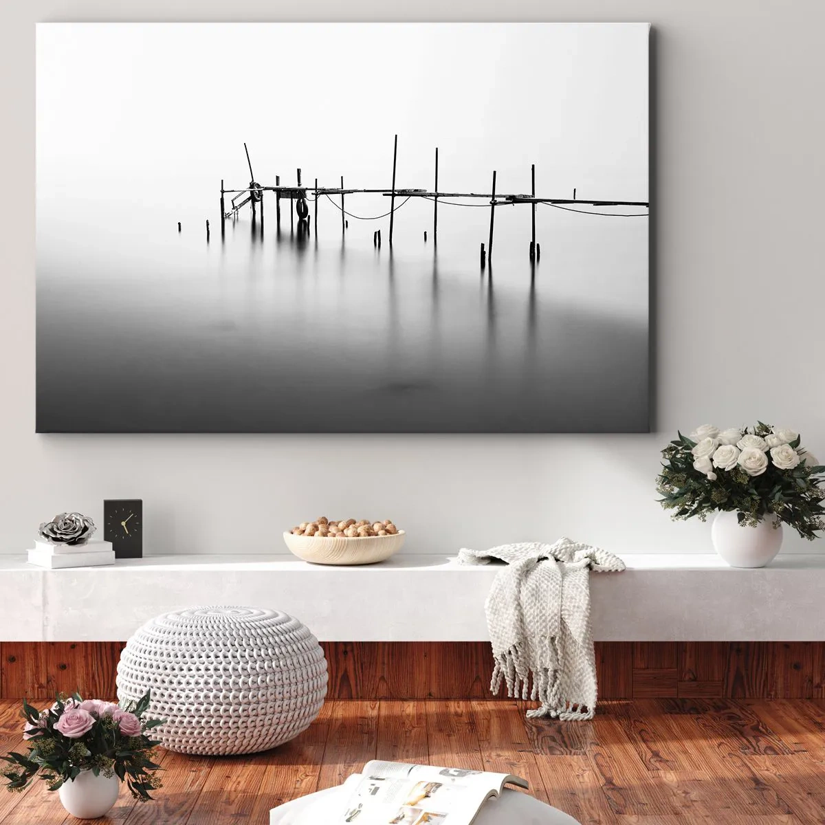 Obraz na plátne - Čiernobiele mólo ponorené do hmlistej krajiny - 70x50cm - A čo keď svet nie je? - Moderná nástenná dekorácia do obývacej izby a spálne ARTTOR