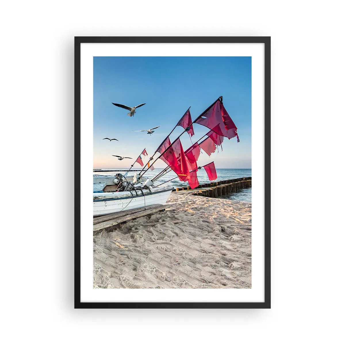 Plagát v čiernom ráme - Rybársky čln s červenými vlajkami na pláži - 50x70cm - Zaslúžená prestávka - Moderná nástenná dekorácia do obývacej izby a spálne ARTTOR