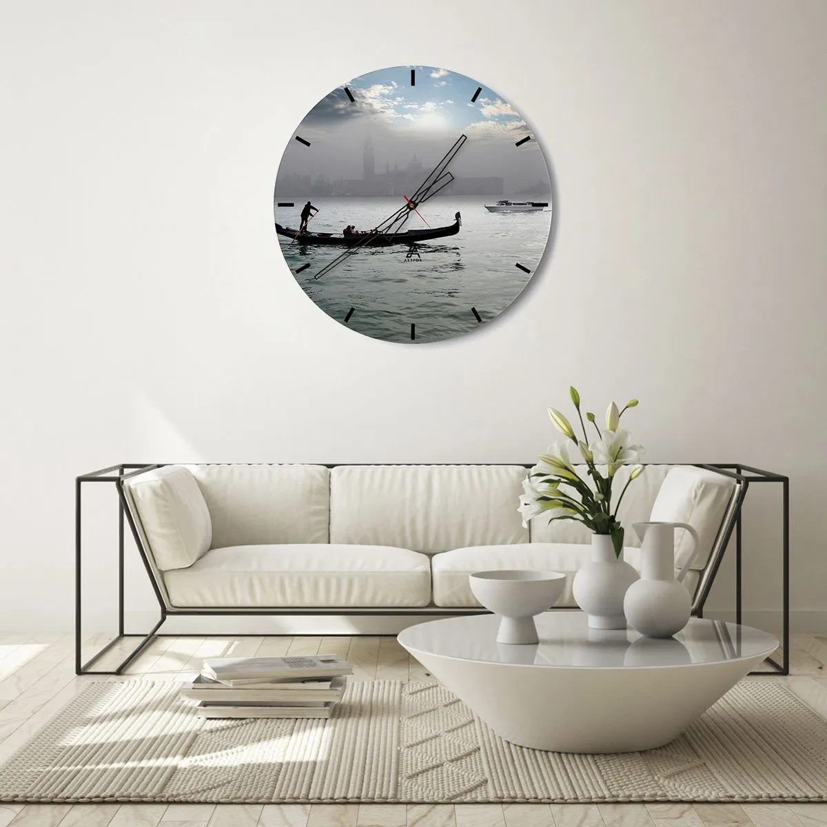 Nástenné hodiny - Gondola na pokojnej vode s hmlistou krajinou v pozadí - 30x30cm - Rozprávkové mesto z vody a hmly - Moderná nástenná dekorácia do obývacej izby, kuchyne a spálne ARTTOR