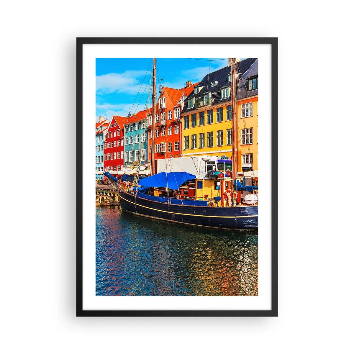 Plagát v čiernom ráme - Farebné činžiakové domy na kanáli s loďkou - 50x70cm - Radostné nábrežie - Moderná nástenná dekorácia do obývacej izby a spálne ARTTOR