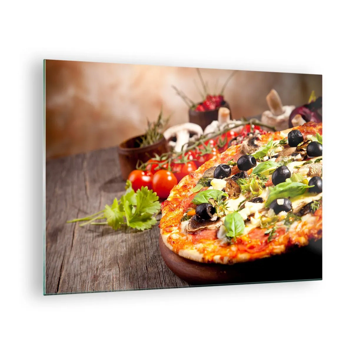 Obraz na skle - Pizza s olivami, hubami a čerstvými bylinkami na drevenom stole - 70x50cm - Z telurických zložiek - Moderná nástenná dekorácia do obývacej izby a spálne ARTTOR