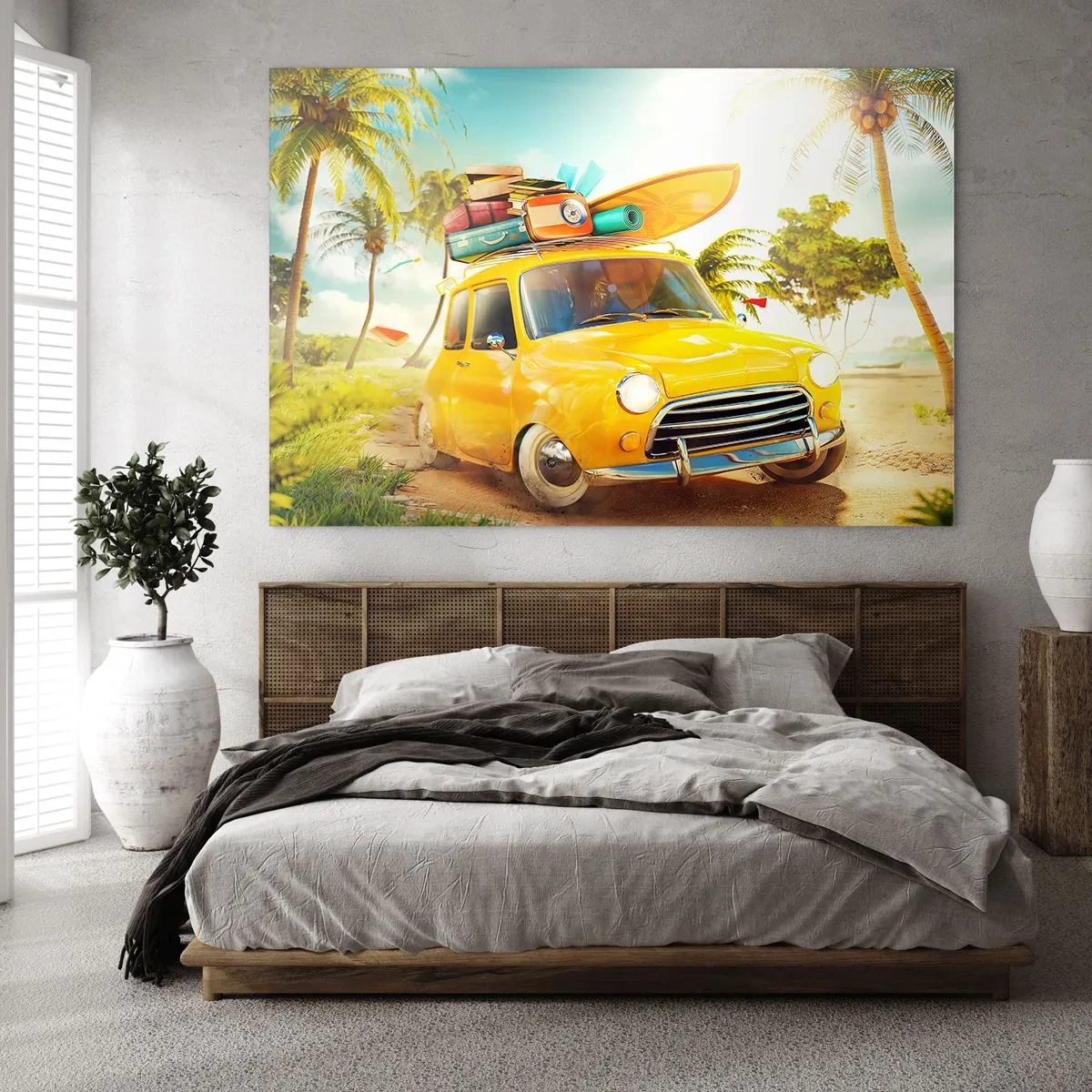 Obraz na skle - Žlté auto s batožinou na streche na tropickej pláži. - 70x50cm - Cesta pre viac ako jeden úsmev - Moderná nástenná dekorácia do obývacej izby a spálne ARTTOR