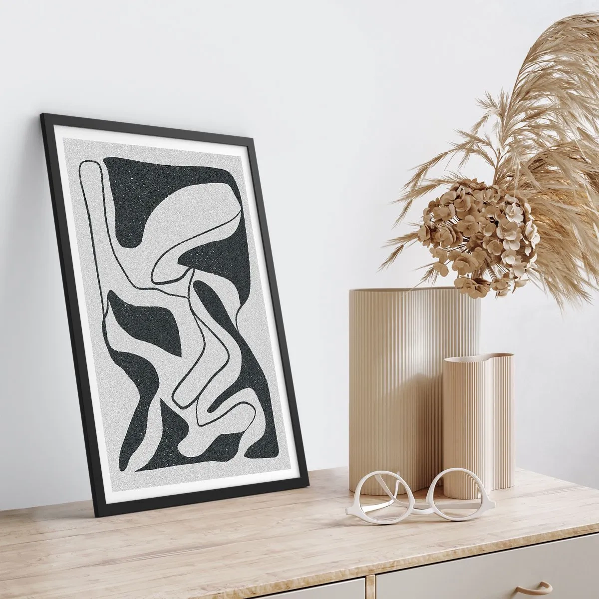 Plagát v čiernom ráme - Čiernobiela abstrakcia s organickými tvarmi - 50x70cm - Abstraktná hra v labyrinte - Moderná nástenná dekorácia do obývacej izby a spálne ARTTOR