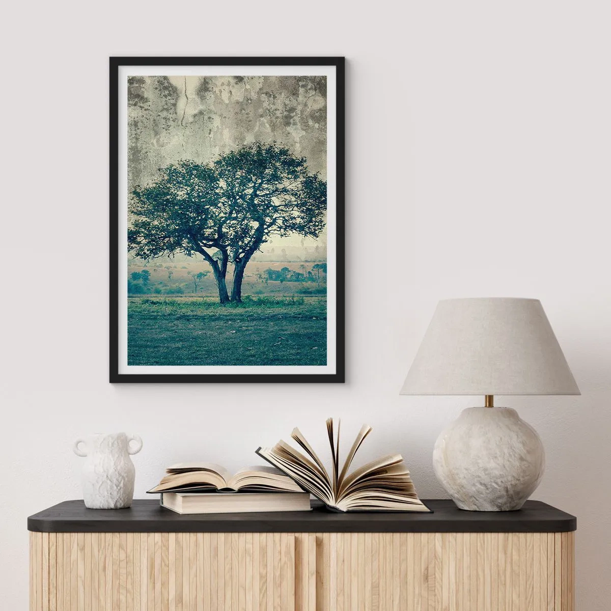 Plagát v čiernom ráme - Osamelý strom v rustikálnej krajine - 50x70cm - Jabloň na modrom poli? - Moderná nástenná dekorácia do obývacej izby a spálne ARTTOR