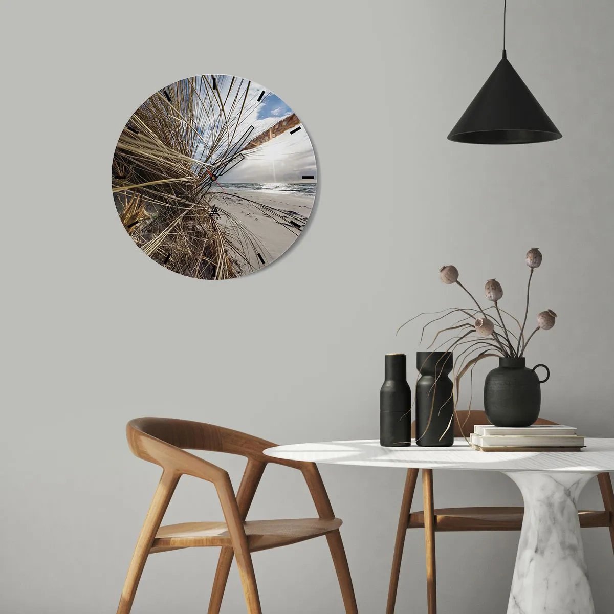 Nástenné hodiny - Plážová krajina s výhľadom na more cez trávu - 30x30cm - Stretnutie živlov - Moderná nástenná dekorácia do obývacej izby, kuchyne a spálne ARTTOR