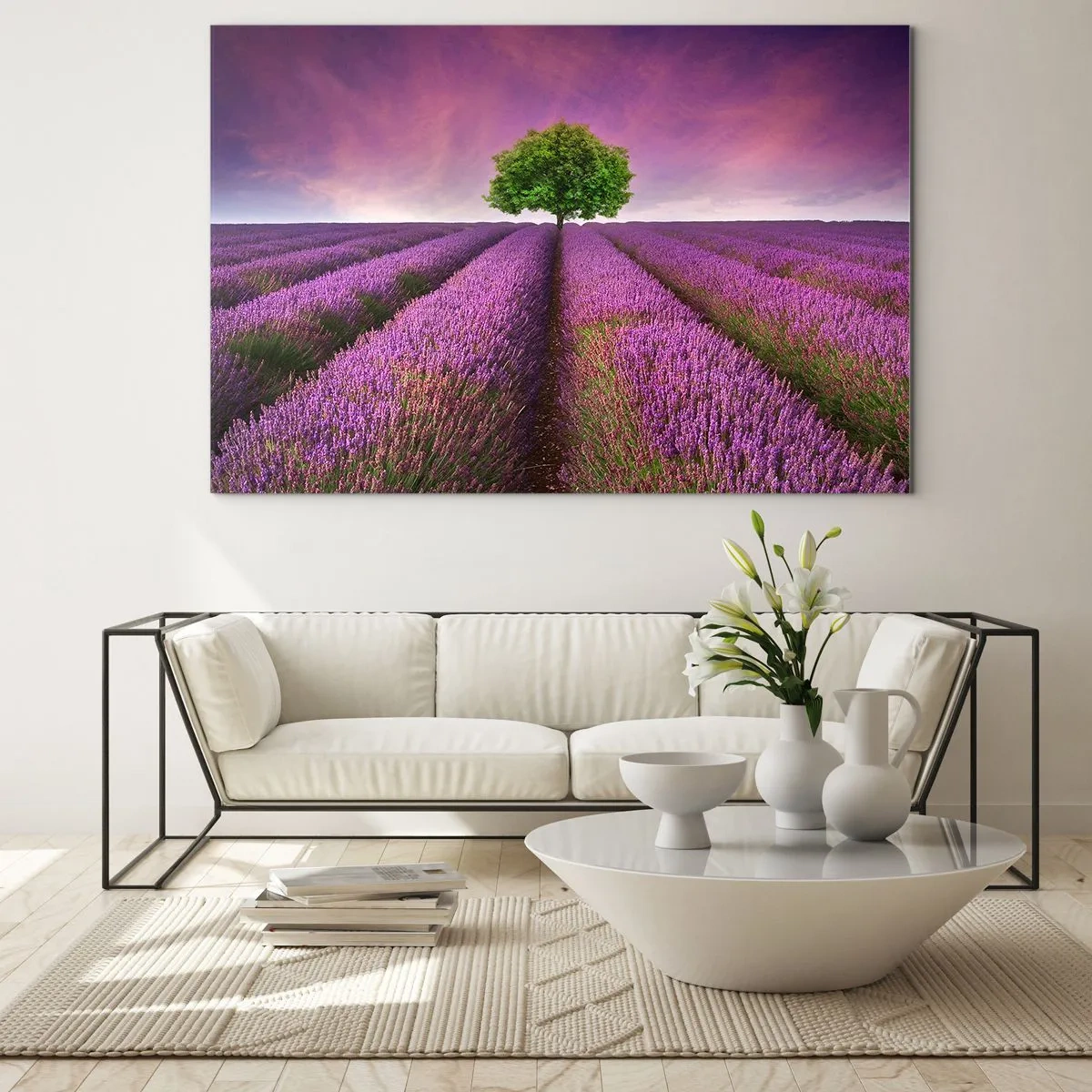 Obraz na skle - Levanduľové pole s osamelým stromom na pozadí oblohy - 70x50cm - Na levanduľových poliach - Moderná nástenná dekorácia do obývacej izby a spálne ARTTOR