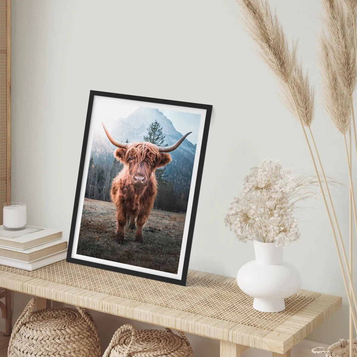 Plagát v čiernom ráme - Škótska náhorná krava s majestátnymi horami v pozadí - 50x70cm - Pozdravy z horskej lúky - Moderná nástenná dekorácia do obývacej izby a spálne ARTTOR