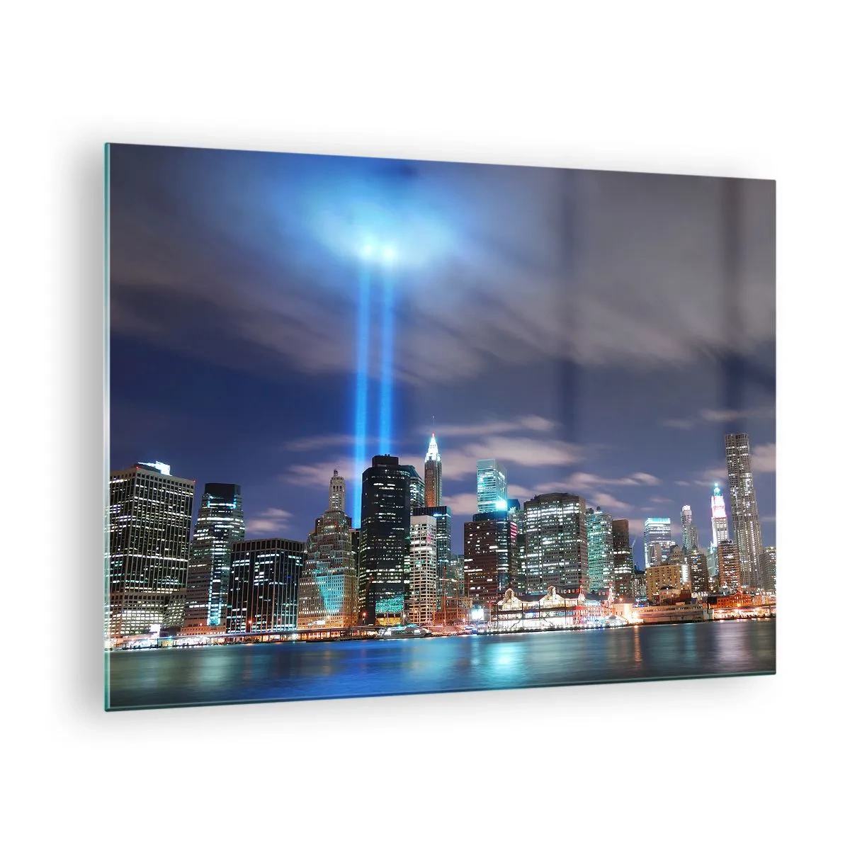 Obraz na skle - Večerná panoráma mesta s reflektormi - 70x50cm - Svetlom dosiahnuť nebo - Moderná nástenná dekorácia do obývacej izby a spálne ARTTOR