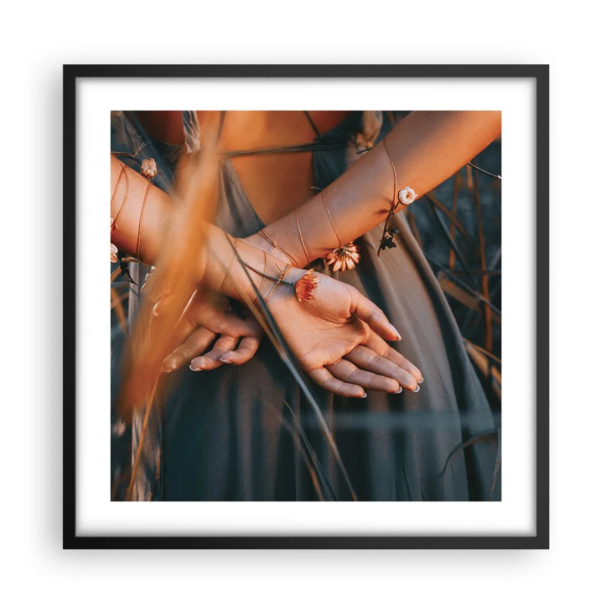 Plagát v čiernom ráme - Prepojená s prírodou - 50x50 cm