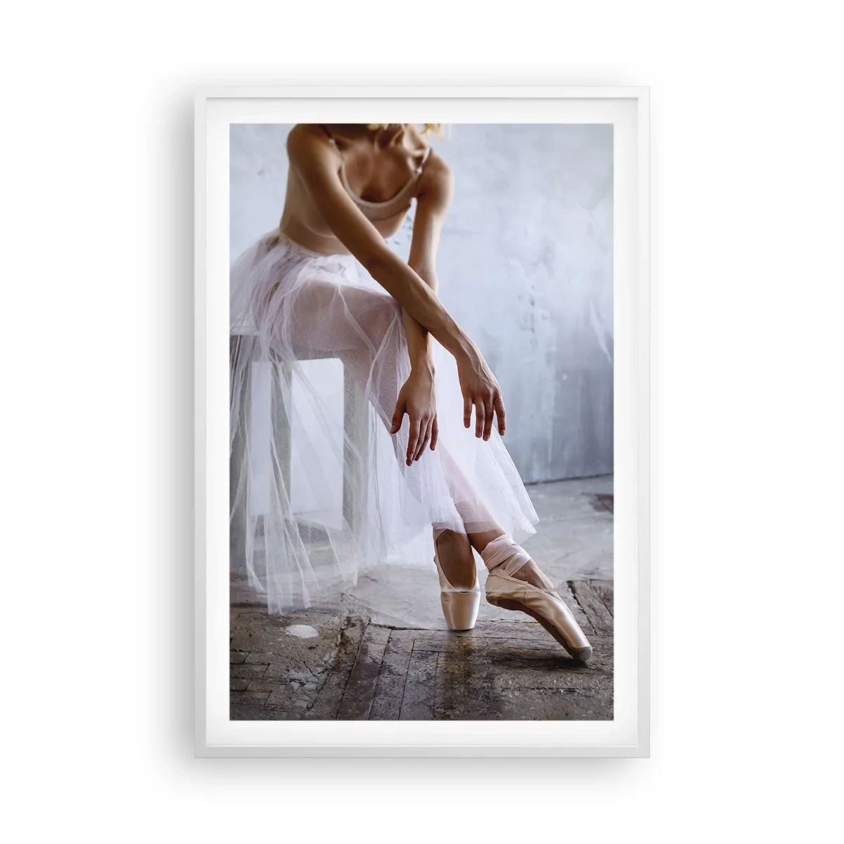 Plagát v bielom ráme - Než sa rozsvietia svetlá rampy - 61x91 cm