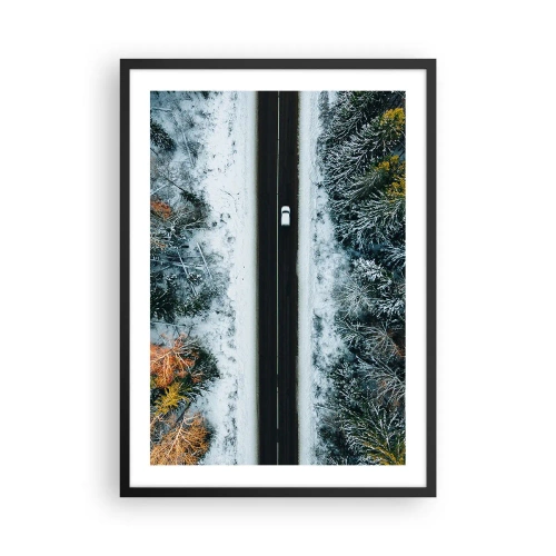 Plagát v čiernom ráme - Pohľad z vtáčej perspektívy na zimný les s cestou a jediným autom - 50x70cm - Cez zimný les - Moderná nástenná dekorácia do obývacej izby a spálne ARTTOR