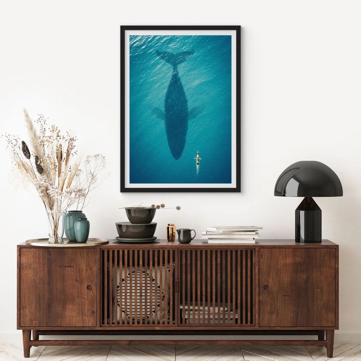 Plagát v čiernom ráme - Kajak na vode nad tieňom obrovskej veľryby - 50x70cm - Stretnutie na oceáne - Moderná nástenná dekorácia do obývacej izby a spálne ARTTOR