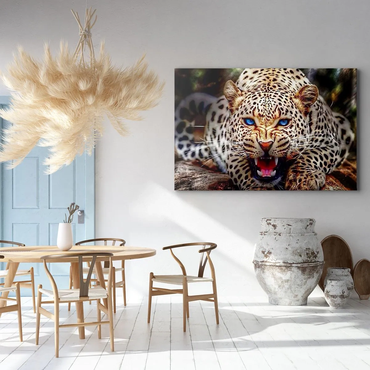 Obraz na plátne - Hrozivý leopard s intenzívne modrými očami - 70x50cm - Zlosť kráse neškodí - Moderná nástenná dekorácia do obývacej izby a spálne ARTTOR