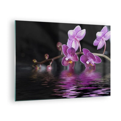 Obraz na skle - Fialové orchidey sa odrážajú vo vode - 70x50cm - Ľaliový odraz krásy - Moderná nástenná dekorácia do obývacej izby a spálne ARTTOR