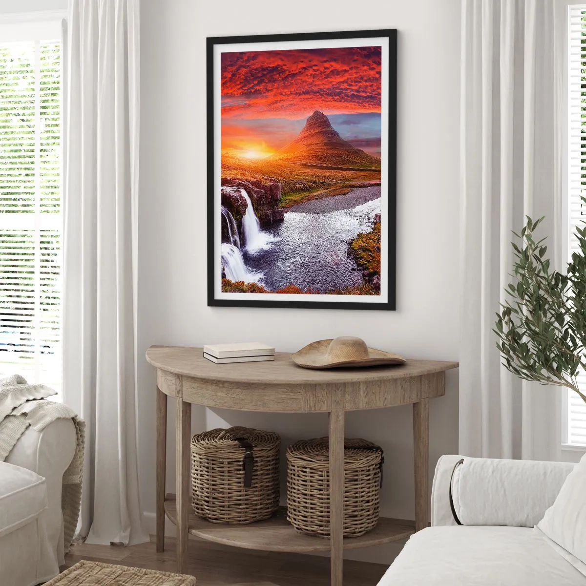 Plagát v čiernom ráme - Hora a vodopád osvetlené lúčmi zapadajúceho slnka - 50x70cm - Pohľad na Stredozem - Moderná nástenná dekorácia do obývacej izby a spálne ARTTOR