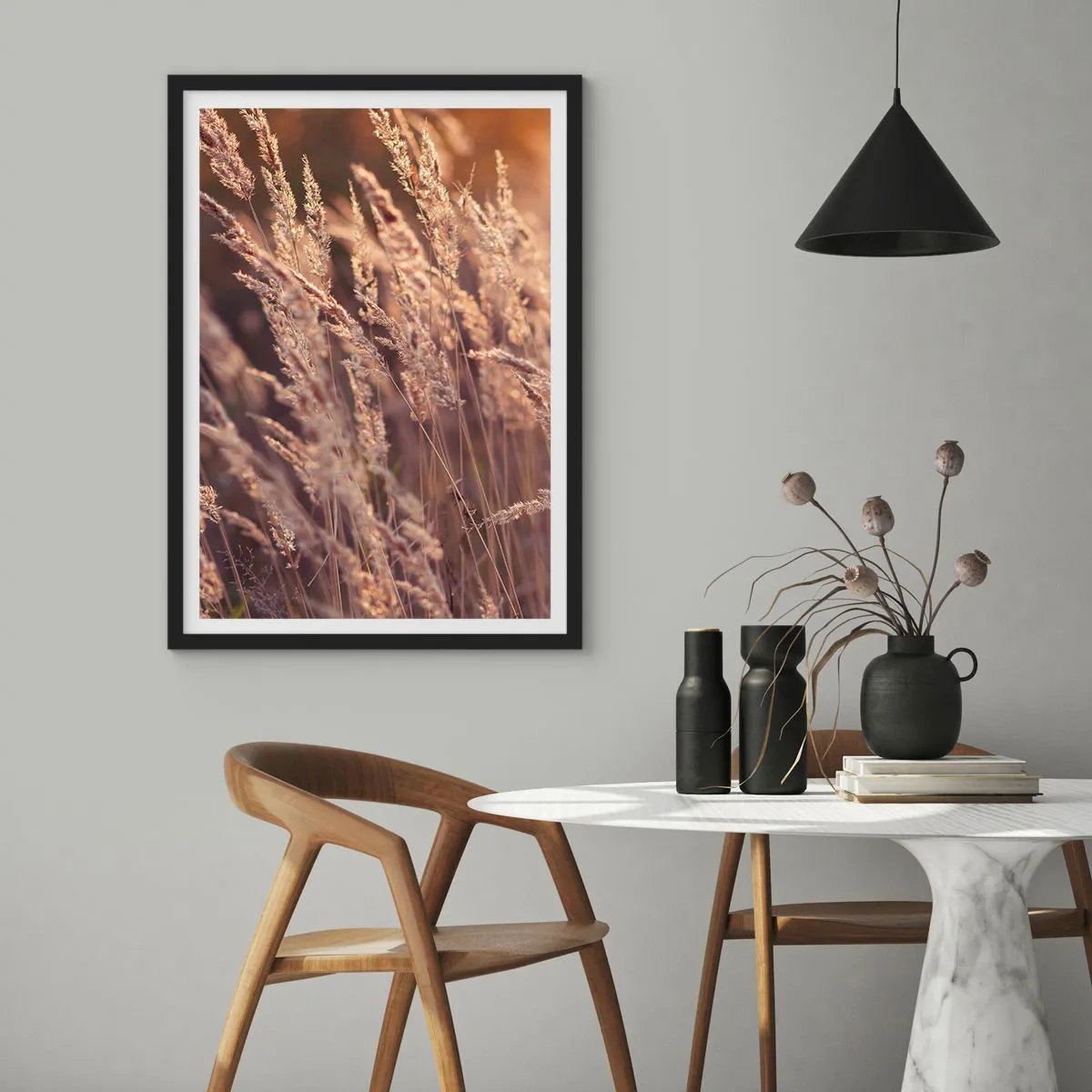 Plagát v čiernom ráme - Zlaté klasy trávy osvetlené slnečnými lúčmi - 50x70cm - Pripravení privítať jeseň - Moderná nástenná dekorácia do obývacej izby a spálne ARTTOR