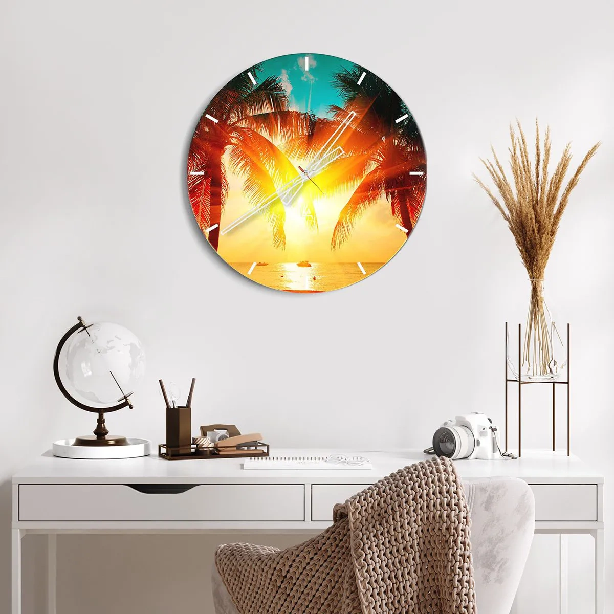 Nástenné hodiny - Západ slnka za palmami nad tropickým morom - 30x30cm - Exotický pár - Moderná nástenná dekorácia do obývacej izby, kuchyne a spálne ARTTOR
