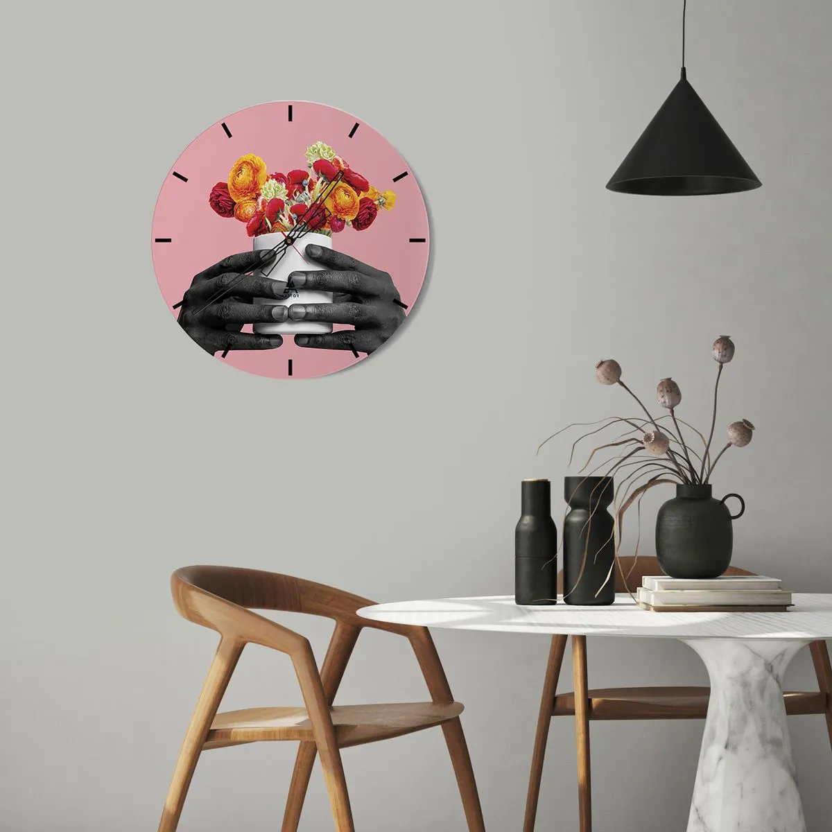 Nástenné hodiny - Ruky držiace kyticu farebných kvetov na ružovom pozadí - 30x30cm - Apoteóza života - Moderná nástenná dekorácia do obývacej izby, kuchyne a spálne ARTTOR
