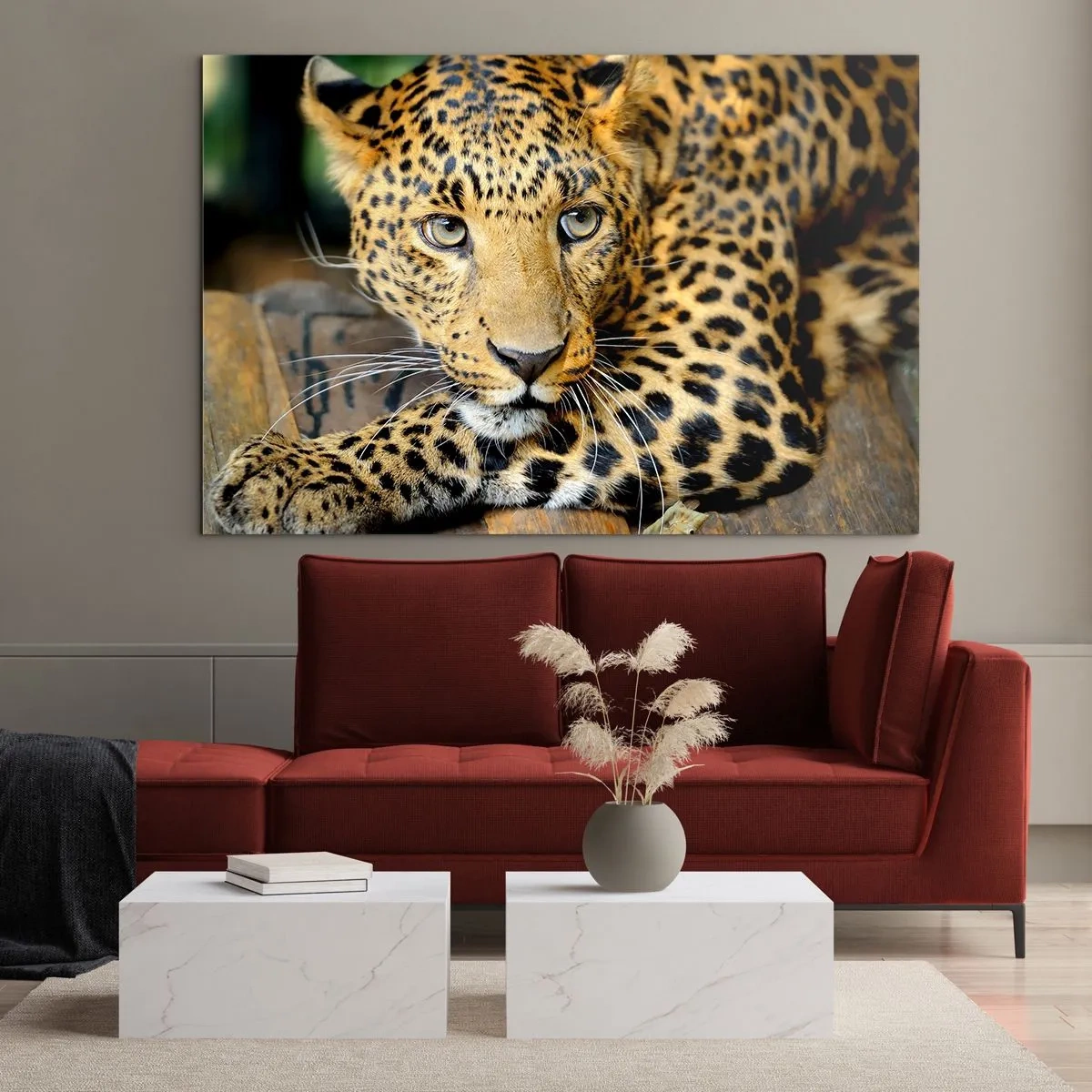 Obraz na skle - Leopard odpočíva na drevenom povrchu - 70x50cm - Neboj sa, prístup - Moderná nástenná dekorácia do obývacej izby a spálne ARTTOR