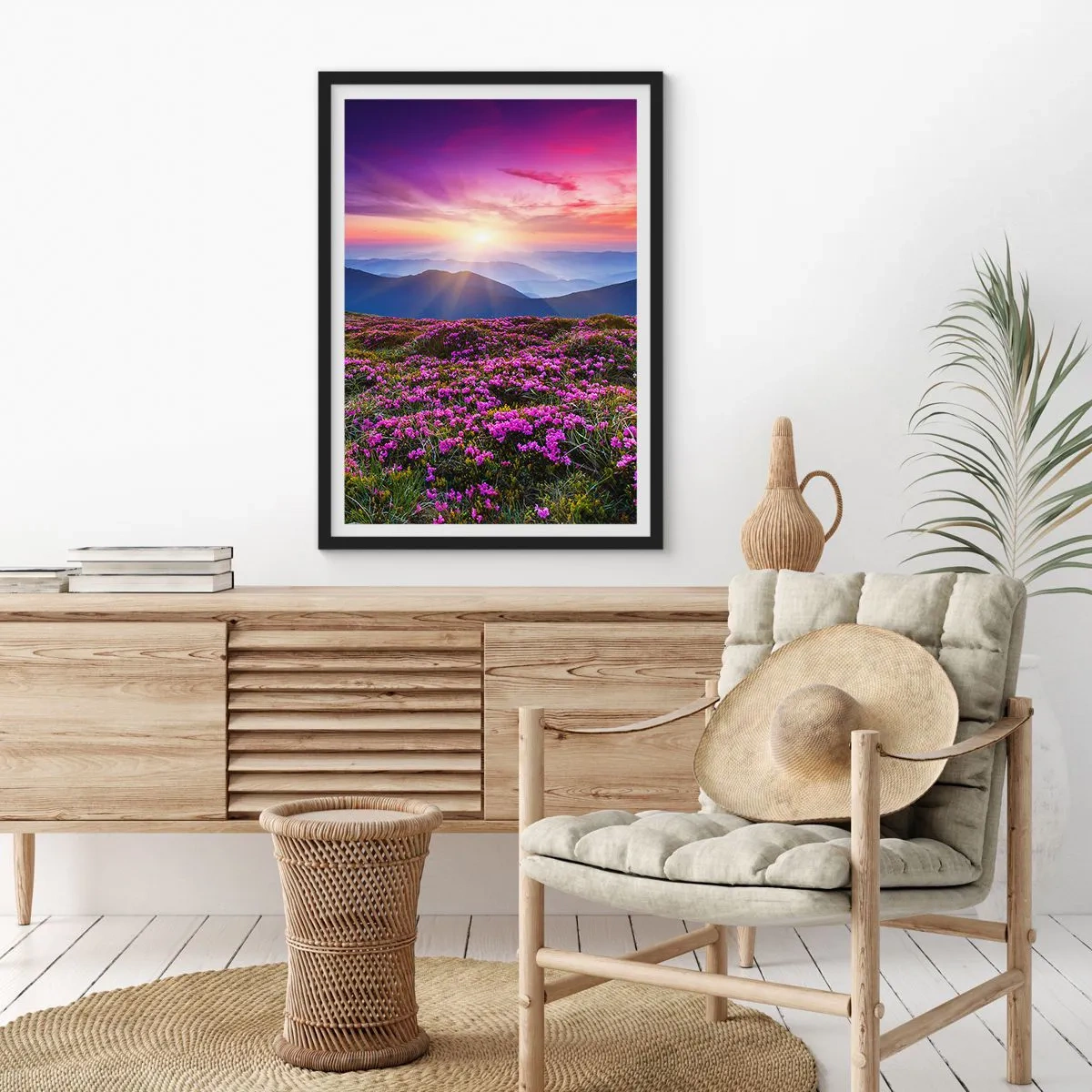 Plagát v čiernom ráme - Pole fialových kvetov v horách pri západe slnka - 50x70cm - Zavoňali svieže púčiky byliniek z obilných polí - Moderná nástenná dekorácia do obývacej izby a spálne ARTTOR